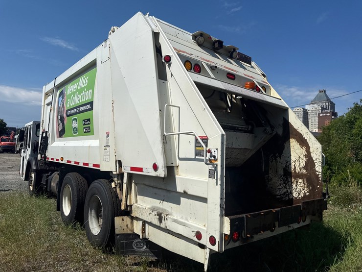 #8-•-2017-crane-carrier-heil-rear-load-garbage-truck-image-9