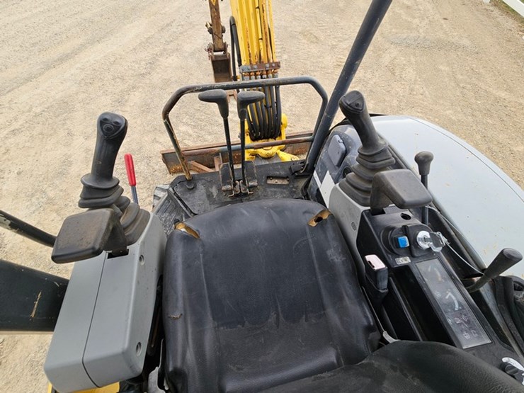 new-holland-e35-image-26