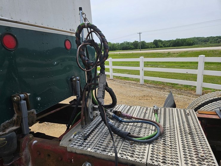 2006-peterbilt-379-image-30