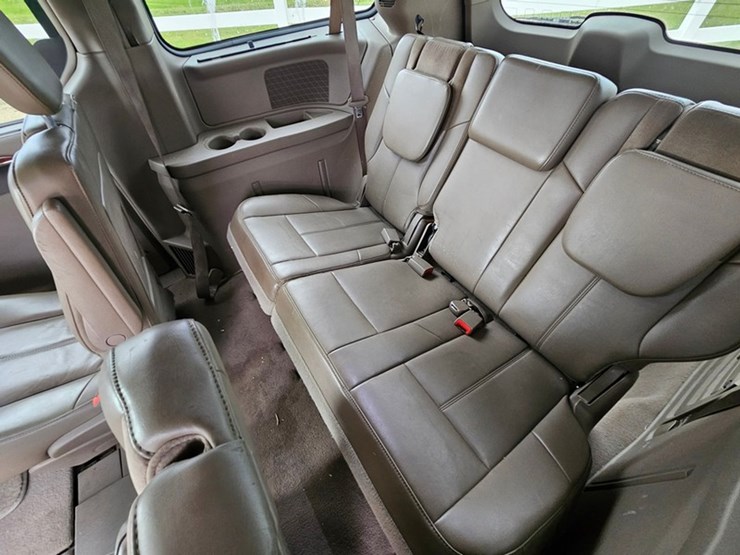 2011-chrysler-town-&-country-image-19