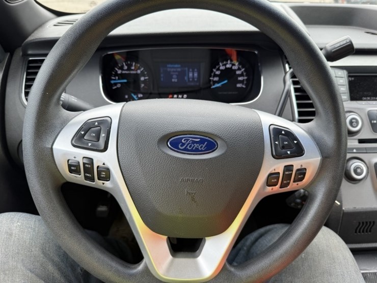 2015-ford-taurus-awd-sedan-image-30