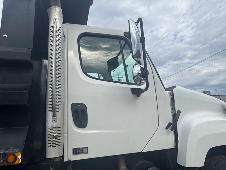 2014-freightliner-114sd-image-33