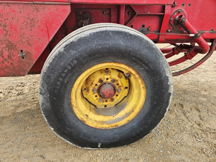 new-holland-320-image-30
