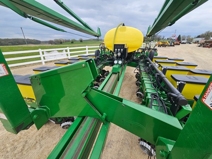 john-deere-7200-image-16