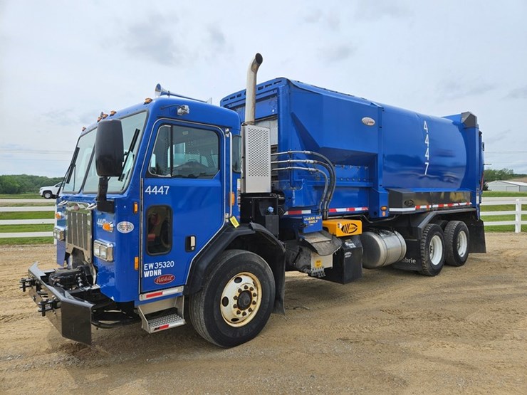 #5222-•-2015-peterbilt-garbage-truck-image-1
