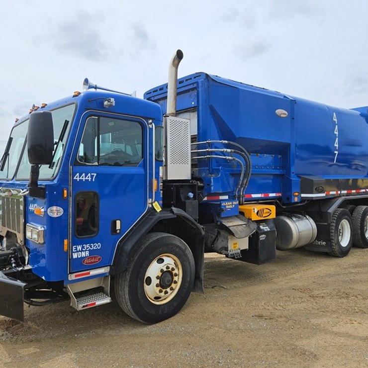 #5222 • 2015 Peterbilt Garbage Truck