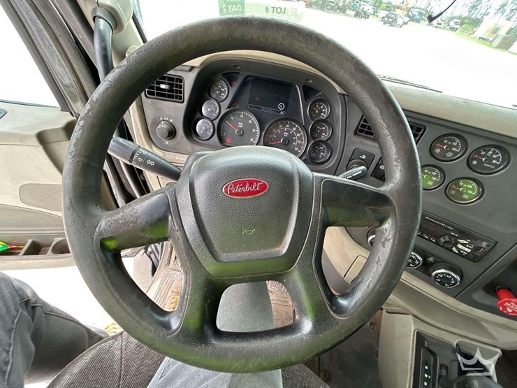 2018-peterbilt-579-image-13