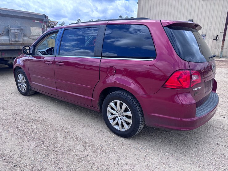 2012-volkswagen-routan-image-4