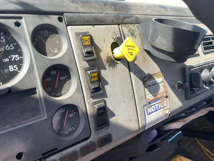 1999-freightliner-fl80-image-74