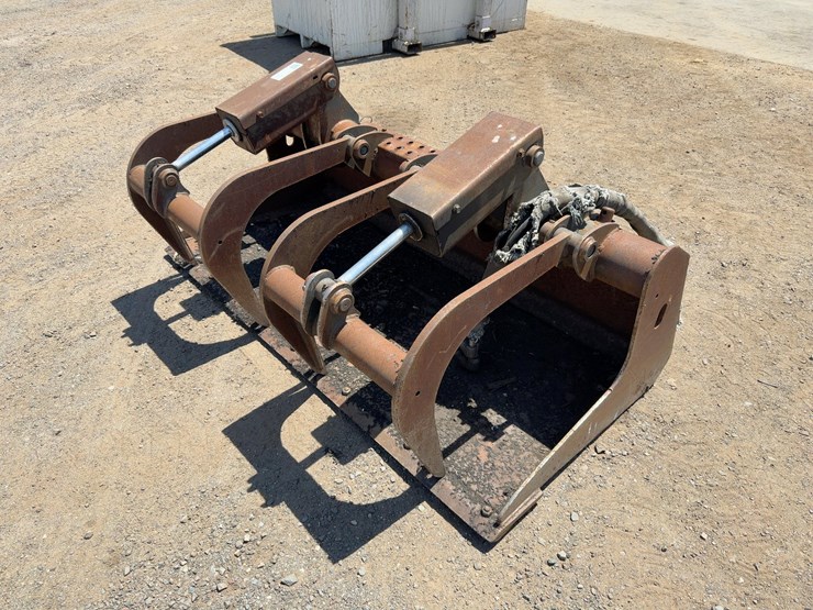 bobcat-68”-bucket-grapple-image-1