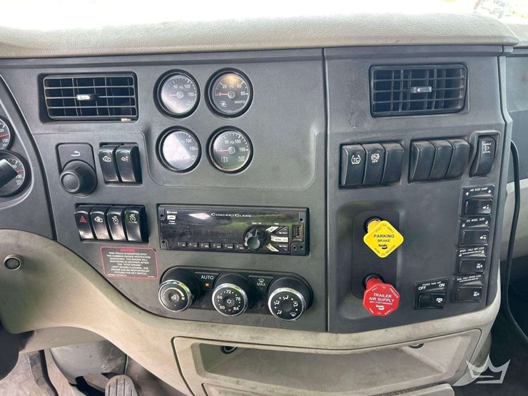 2018-peterbilt-579-image-18