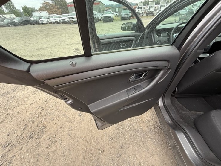 2015-ford-taurus-awd-sedan-image-23