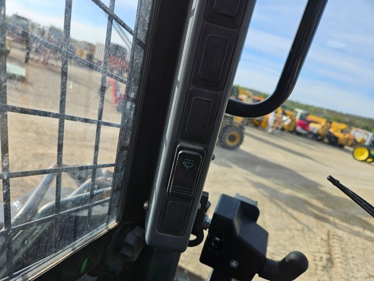 new-holland-l218-image-33