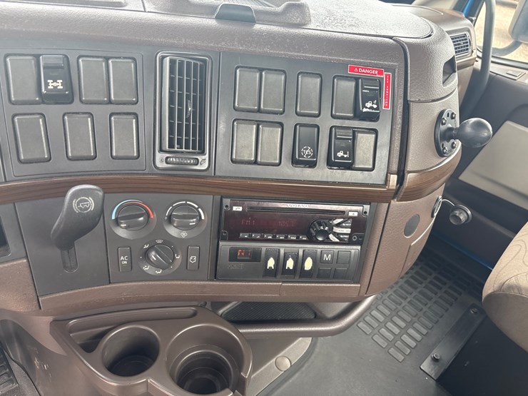 2016-volvo-vnl64t300-image-9