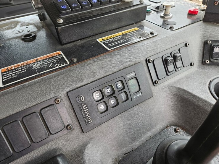 #5222-•-2015-peterbilt-garbage-truck-image-44