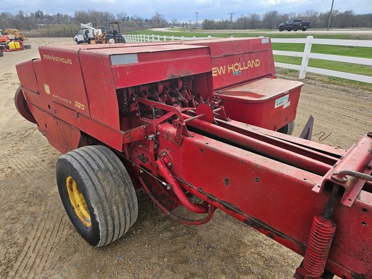 new-holland-320-image-25