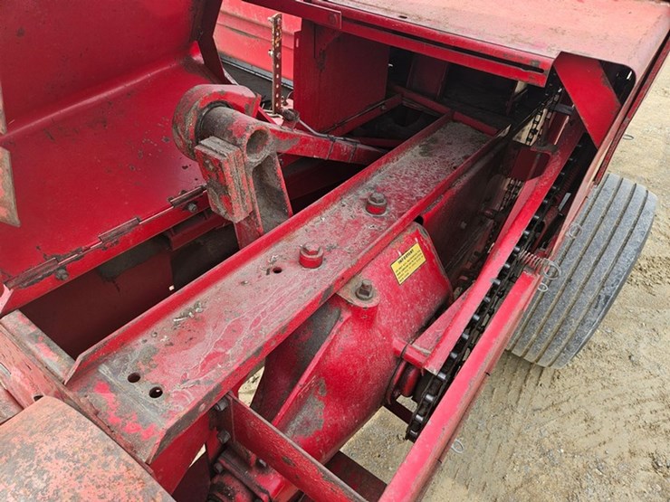 new-holland-320-image-27