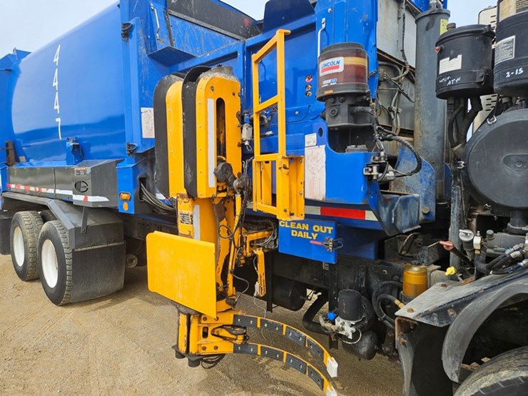 #5222-•-2015-peterbilt-garbage-truck-image-13