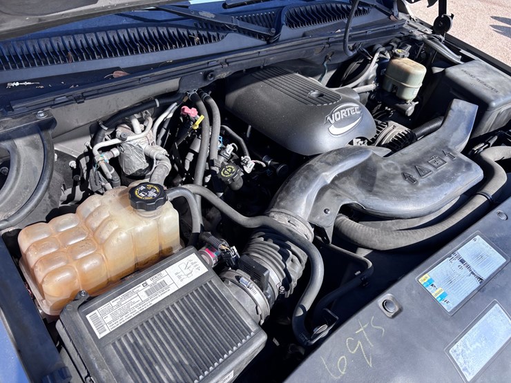 2002-chevrolet-suburban-image-15