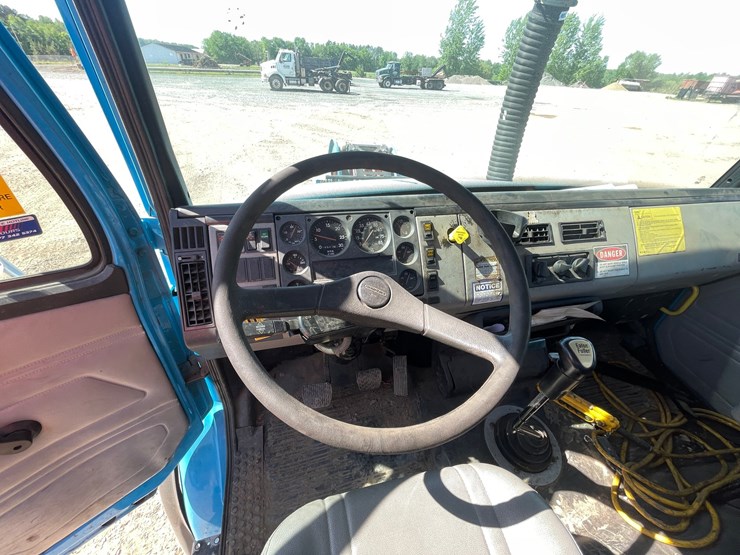 1999-freightliner-fl80-image-64