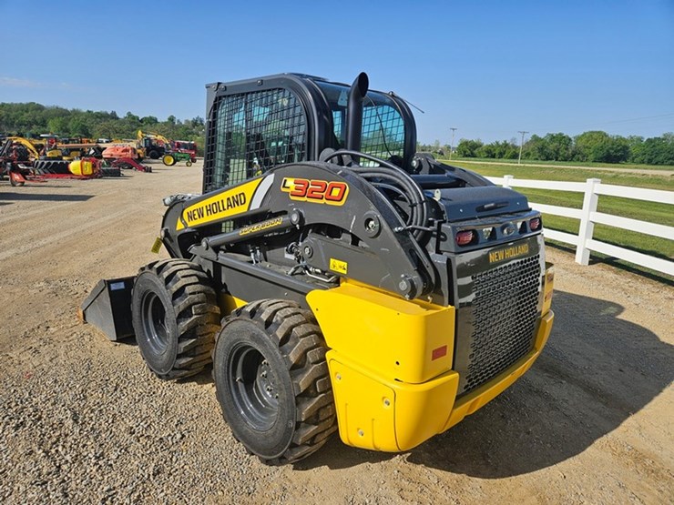new-holland-l320-image-3