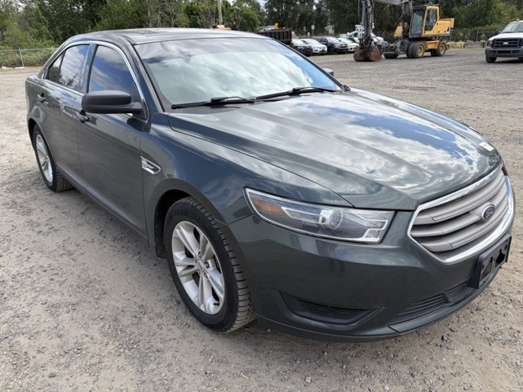 2016-ford-taurus-sedan-image-2