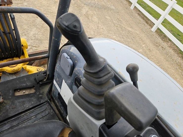new-holland-e35-image-28