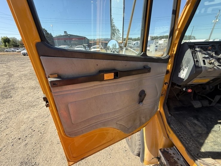 1994-freightliner-fl80-image-21