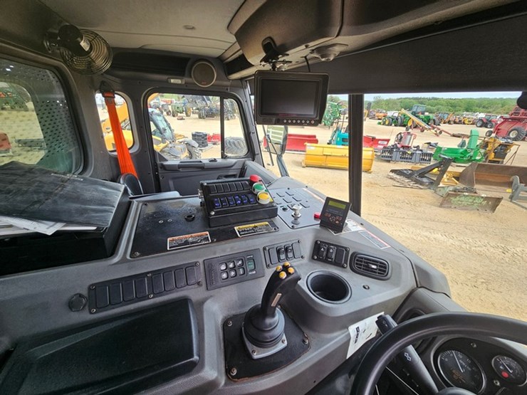 #5222-•-2015-peterbilt-garbage-truck-image-49