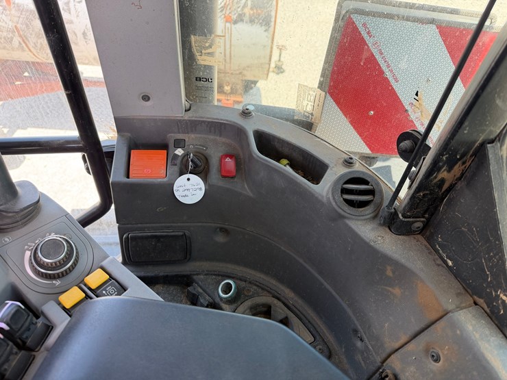 #212254-•-2022-jcb-8330-fastrac-tractor-image-16