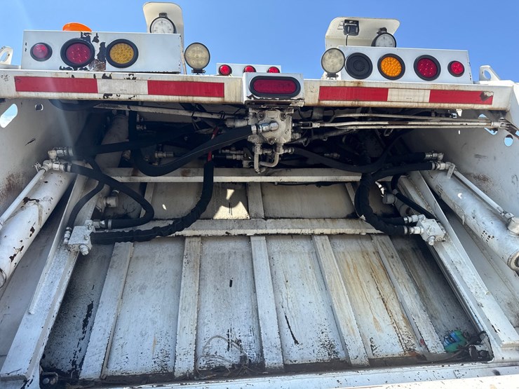 #9-•-2016-freightliner-heil-rear-load-garbage-truck-image-8