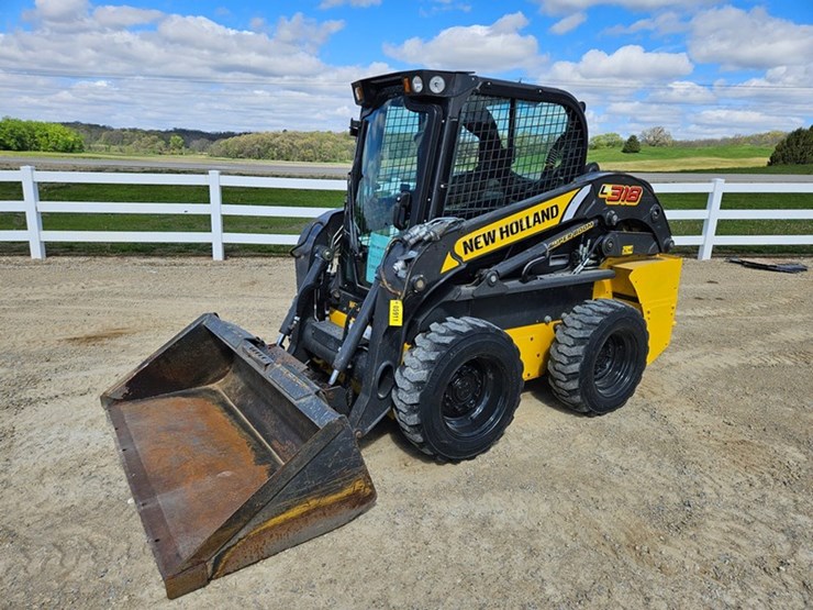 2021-new-holland-l318-image-1