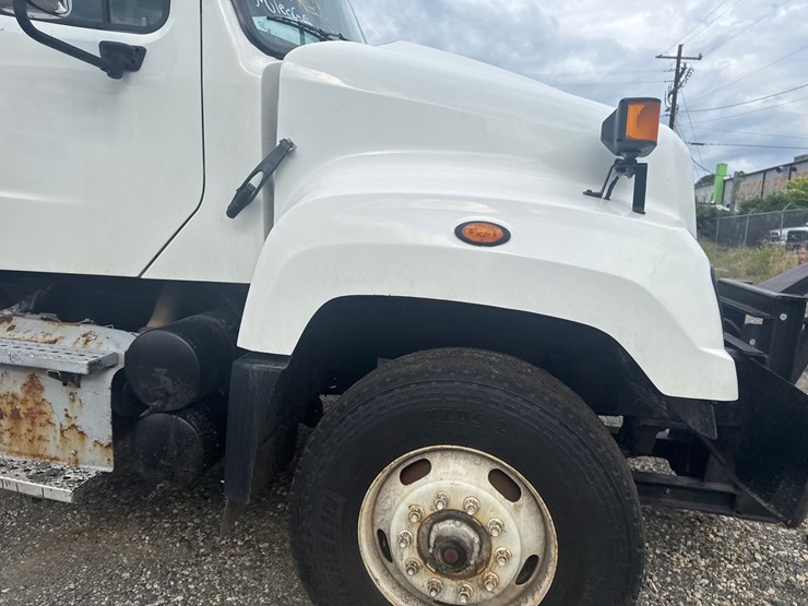 2014-freightliner-114sd-image-34