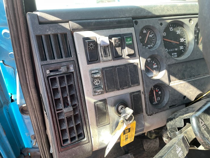 1999-freightliner-fl80-image-70