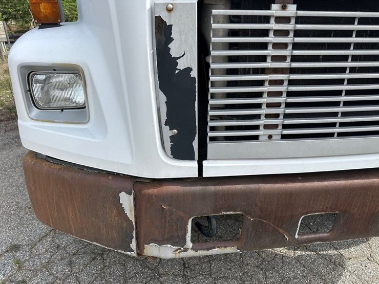 2003-freightliner-fl80-image-18