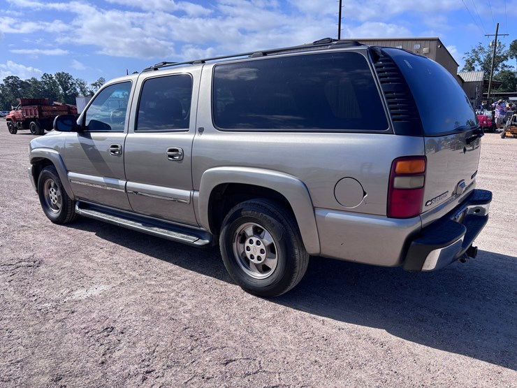 2002-chevrolet-suburban-image-3