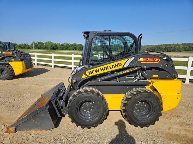 new-holland-l320-image-2
