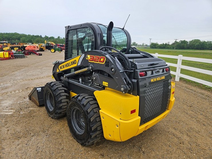 new-holland-l320-image-3
