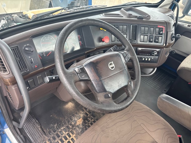 2016-volvo-vnl64t300-image-8