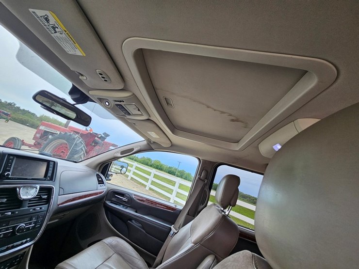 2011-chrysler-town-&-country-image-23