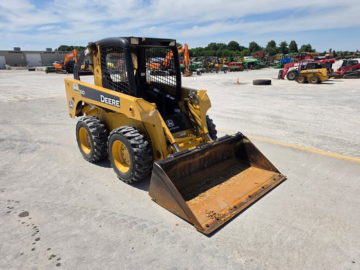 2007-deere-320d-image-1
