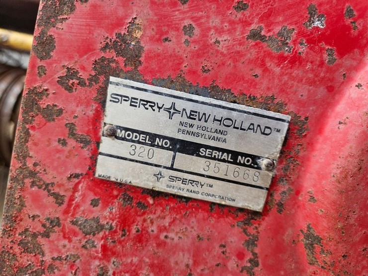 new-holland-320-image-33