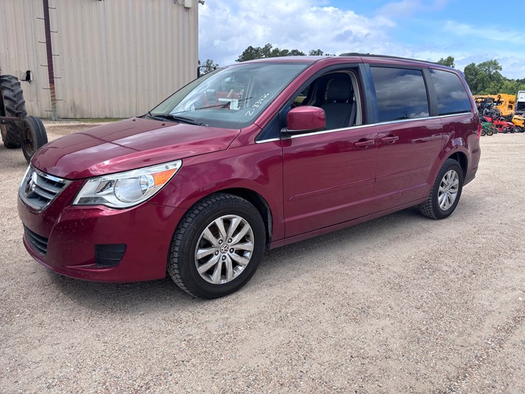 2012-volkswagen-routan-image-1