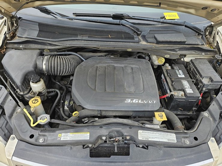2011-chrysler-town-&-country-image-42