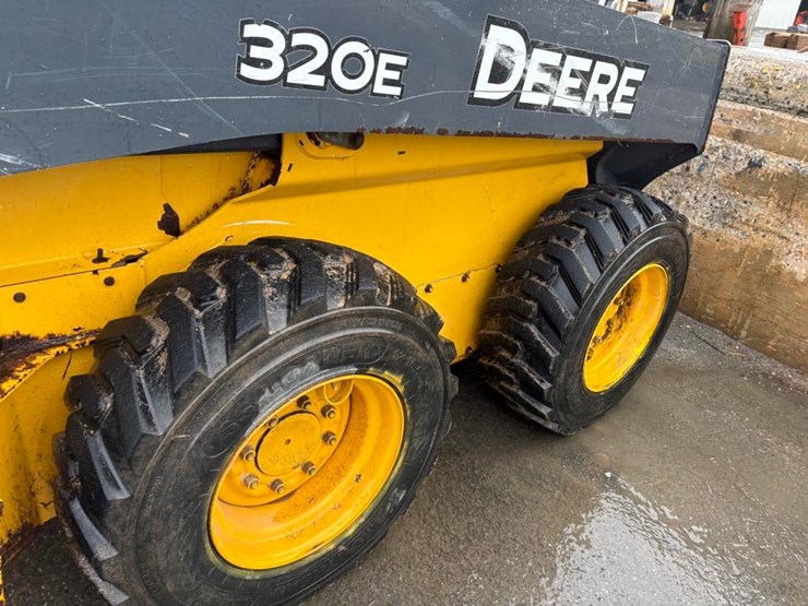 deere-320e-image-29