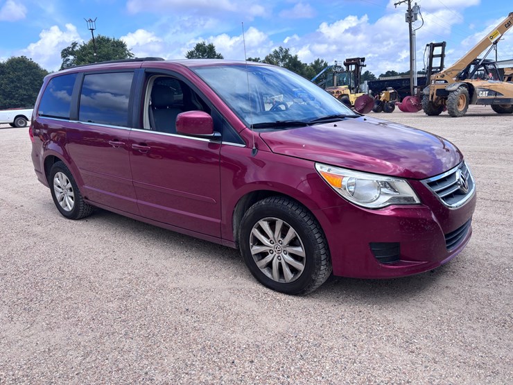 2012-volkswagen-routan-image-2