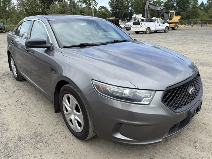 2015-ford-taurus-awd-sedan-image-2