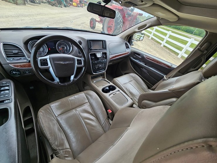 2011-chrysler-town-&-country-image-22