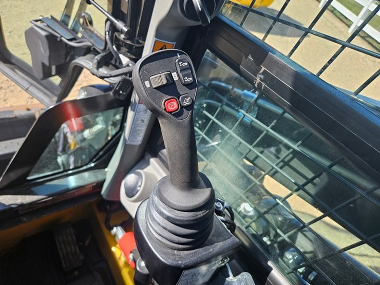 new-holland-l320-image-20
