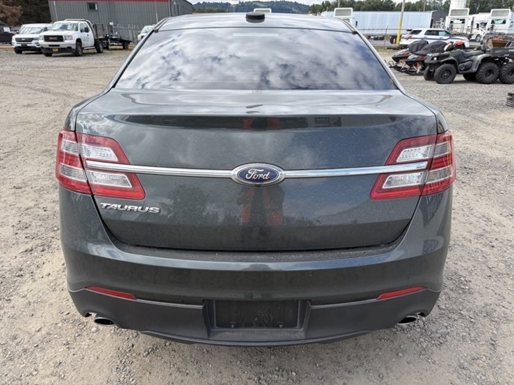 2016-ford-taurus-sedan-image-5